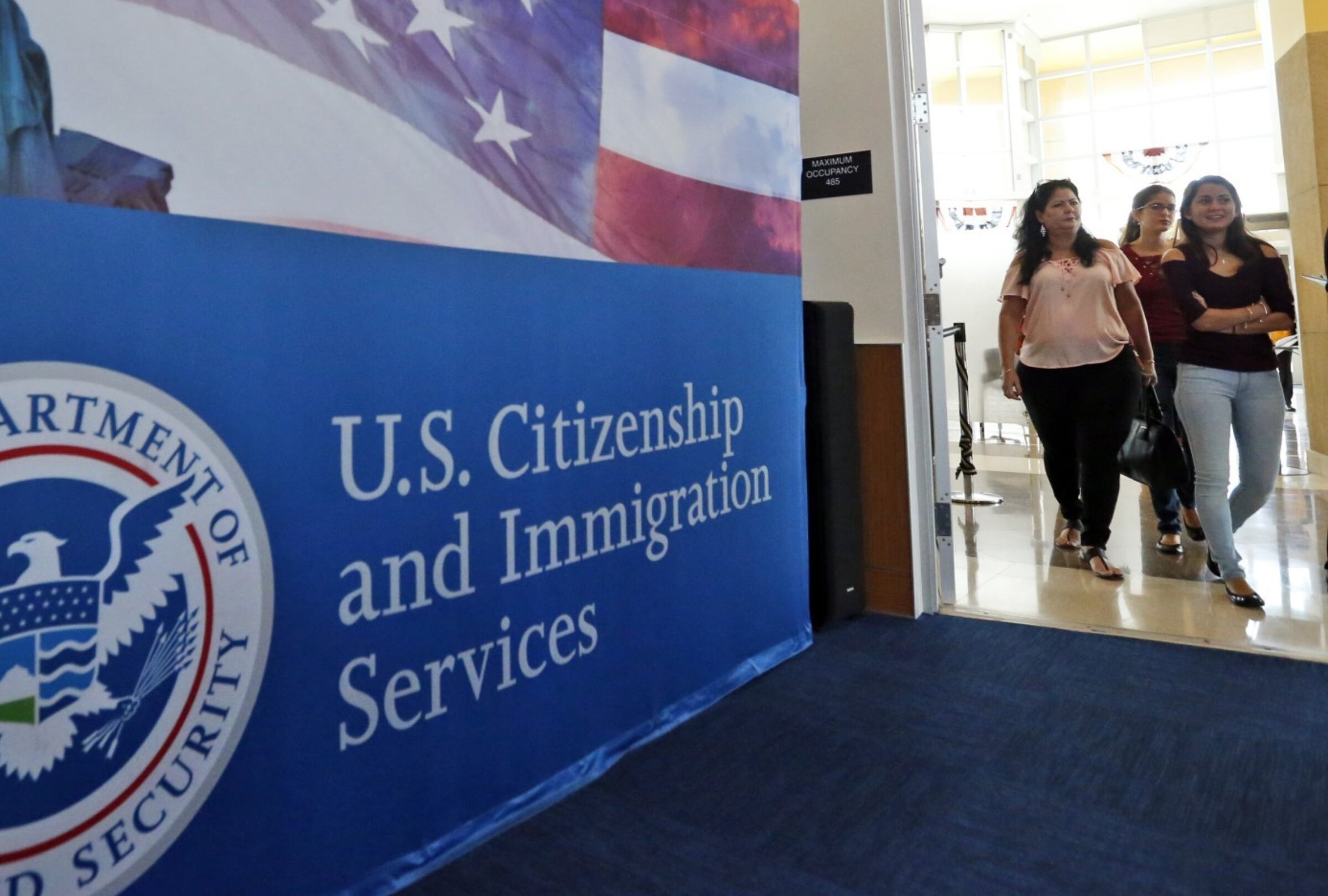 Muchas personas acuden a USCIS todos los años para obtener la ciudadanía (Foto: AFP)