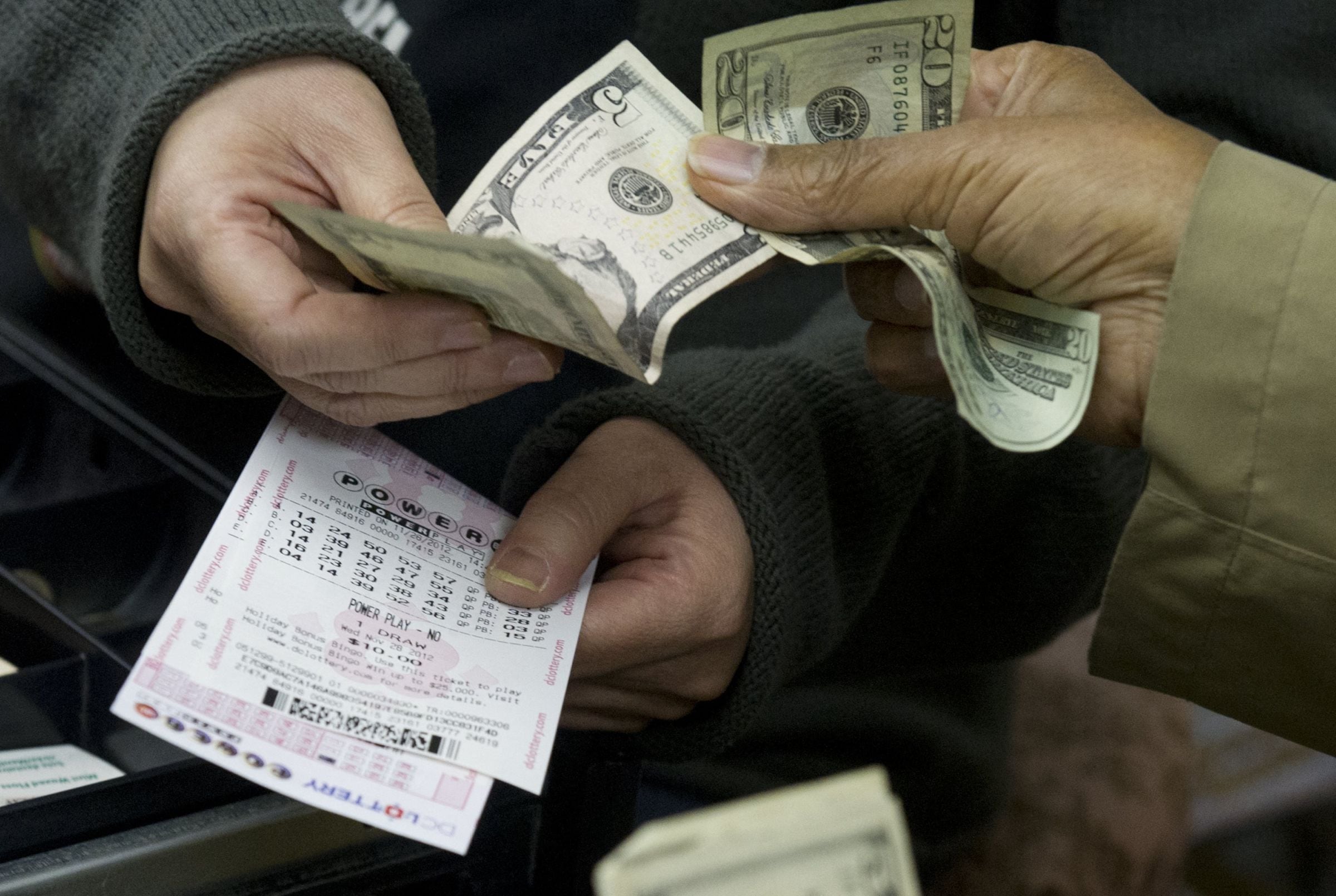Por lo general, los participantes del Powerball pueden reclamar un premio de hasta $600 en cualquier lotería autorizada de la jurisdicción donde compraron el boleto. (Foto: Saul LOEB / AFP)