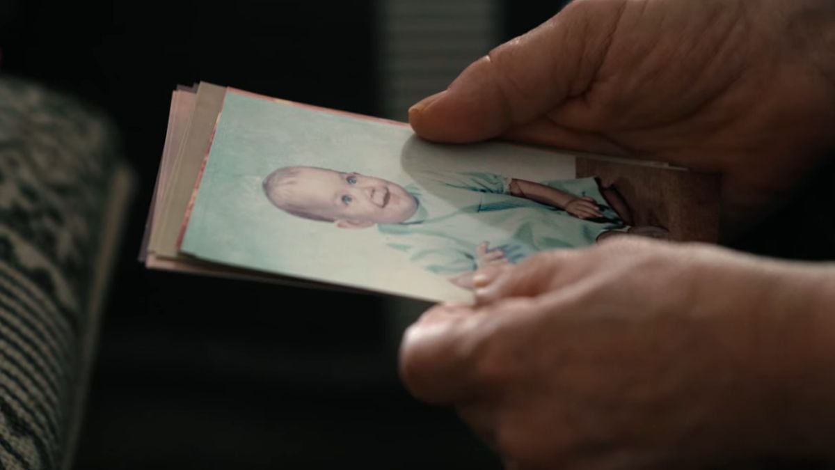 Cathy Terkanian mirando la foto de su pequeña Aundria Bowman cuando era bebé (Foto: Netflix)