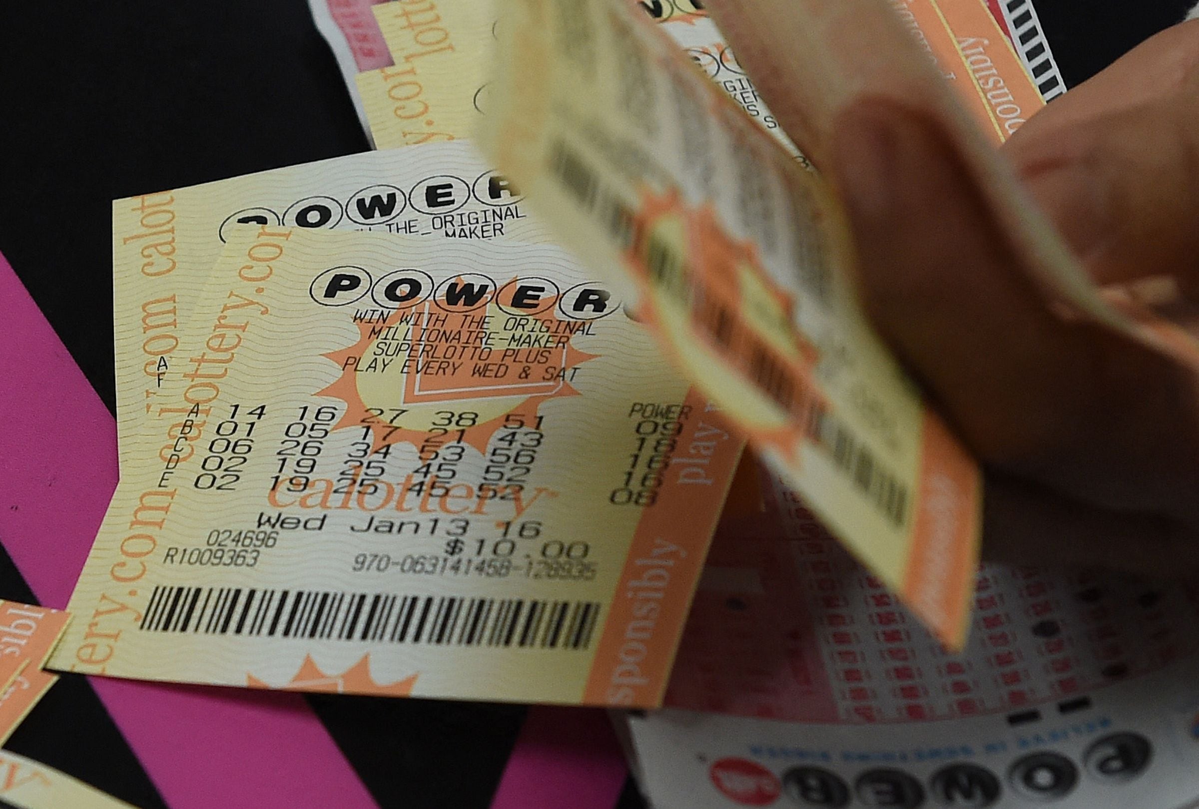 Revisa esta nota para conocer los números ganadores del Powerball en el sorteo del 18/04/2026 y averiguar si el premio mayor ya tiene dueño. (Foto: MARK RALSTON / AFP)