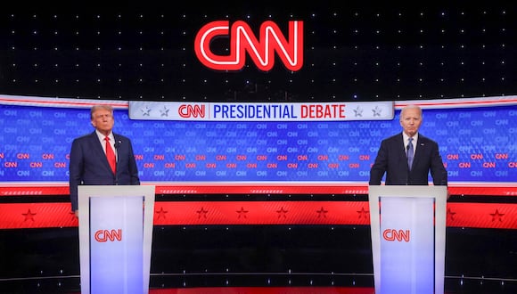 El presidente estadounidense Joe Biden (R) y el expresidente estadounidense Donald J. Trump (L) participan en el primer debate electoral presidencial de 2024 en los estudios de CNN Atlanta en Atlanta, Georgia, EE.UU. EFE/EPA/MICHAEL REYNOLDS