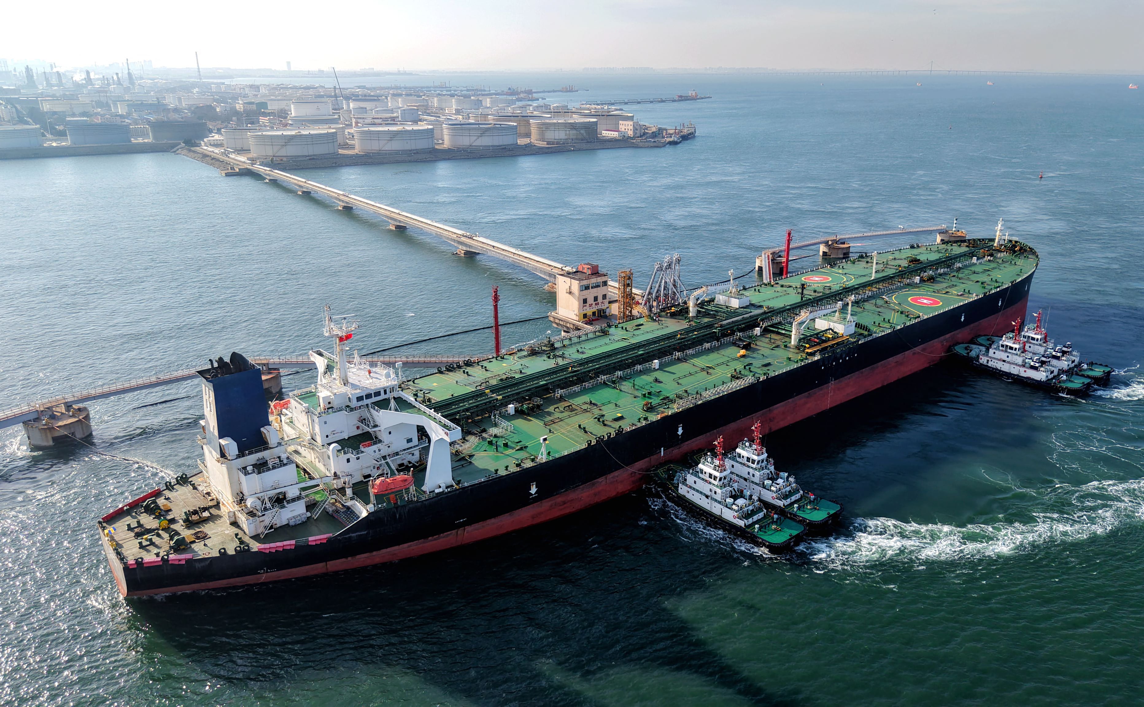 Un buque petrolero atraca en la terminal de crudo del puerto de Qingdao, en la provincia oriental china de Shandong, el 19 de marzo de 2026. (Foto de CN-STR / AFP).