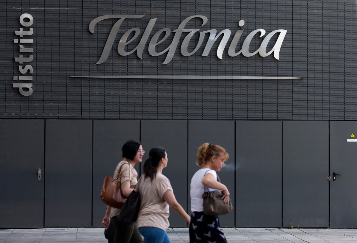 La mayor empresa española de telecomunicaciones emplea a unas 16,500 personas en su país de origen, pero su plantilla mundial supera los 100,000 trabajadores. (AP Photo/Paul White)