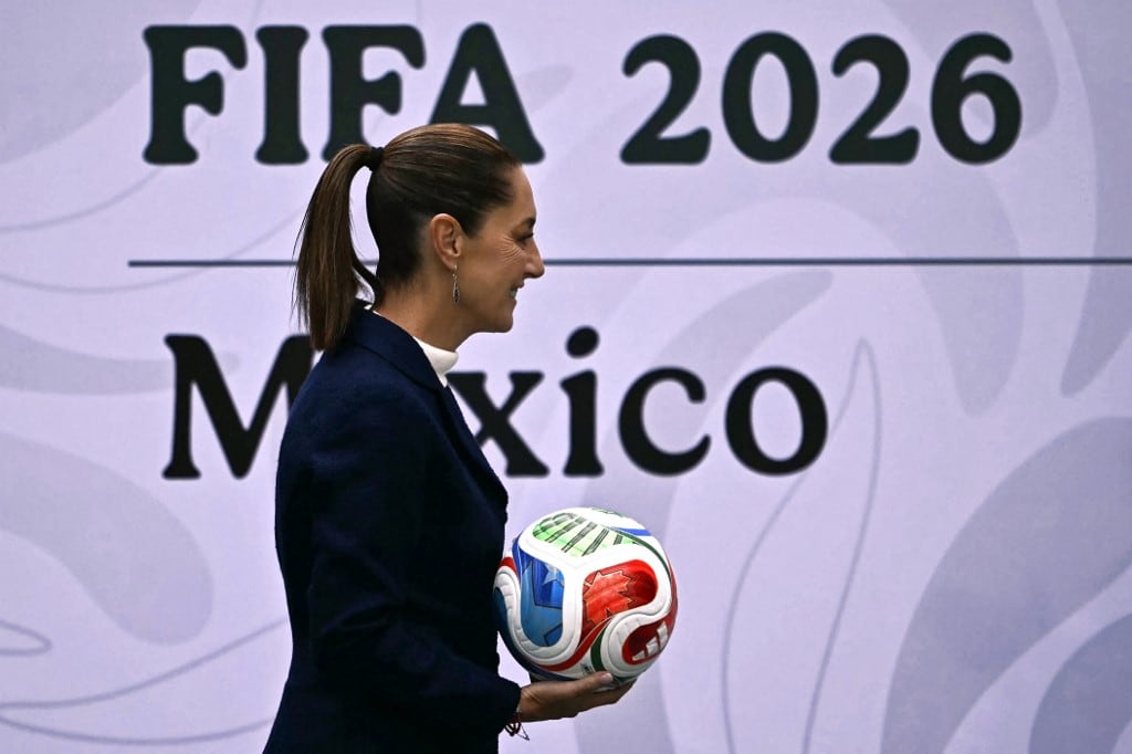 La presidenta de México, Claudia Sheinbaum, sostiene un balón oficial de la Copa Mundial de la FIFA 2026 durante una presentación del plan de organización de la Copa Mundial de la FIFA 2026 en la Ciudad de México, el 10 de noviembre de 2025. (Foto por CARL DE SOUZA / AFP)