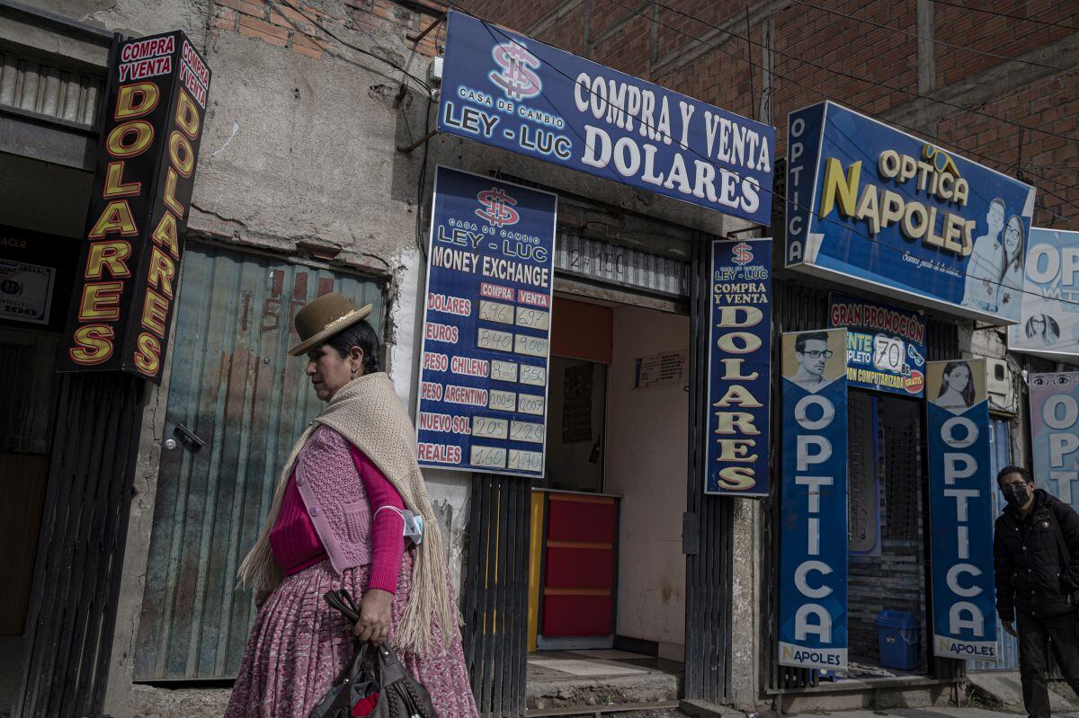 Un lugar de cambio de moneda en el centro de El Alto, Bolivia.
