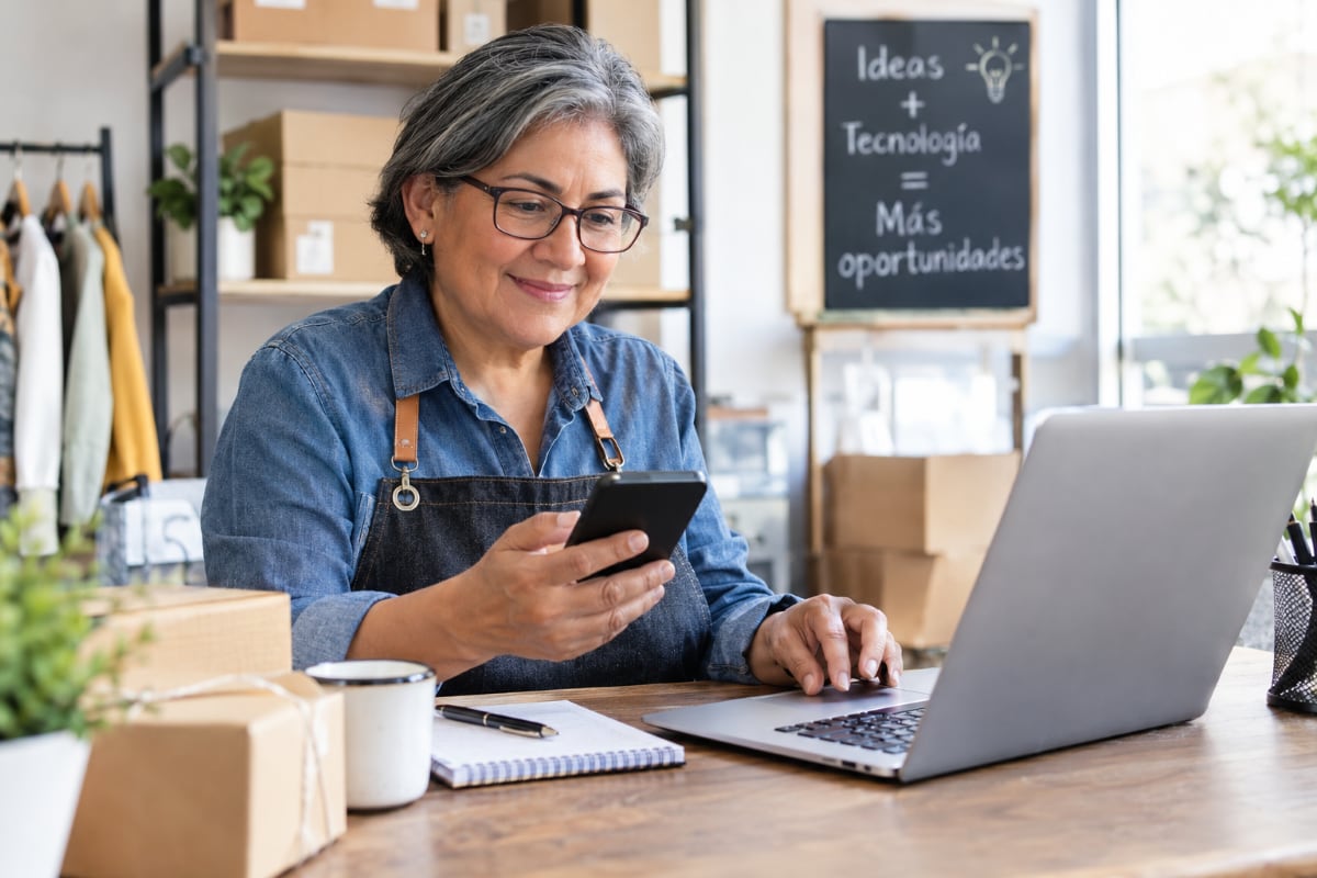 La inteligencia artificial puede ayudar a los emprendedores mayores de 50 años a optimizar la gestión de sus negocios, agilizar tareas y explorar nuevos mercados. Foto: Composición Gestión/ChatGPT.