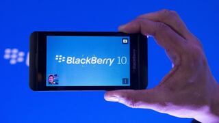 BlackBerry está "aquí para quedarse", dice CEO interino a los clientes