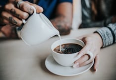 ¿Tomas café todas las mañanas? El detalle en su preparación que podría estar elevando tu colesterol