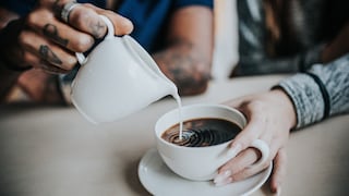 ¿Tomas café todas las mañanas? El detalle en su preparación que podría estar elevando tu colesterol