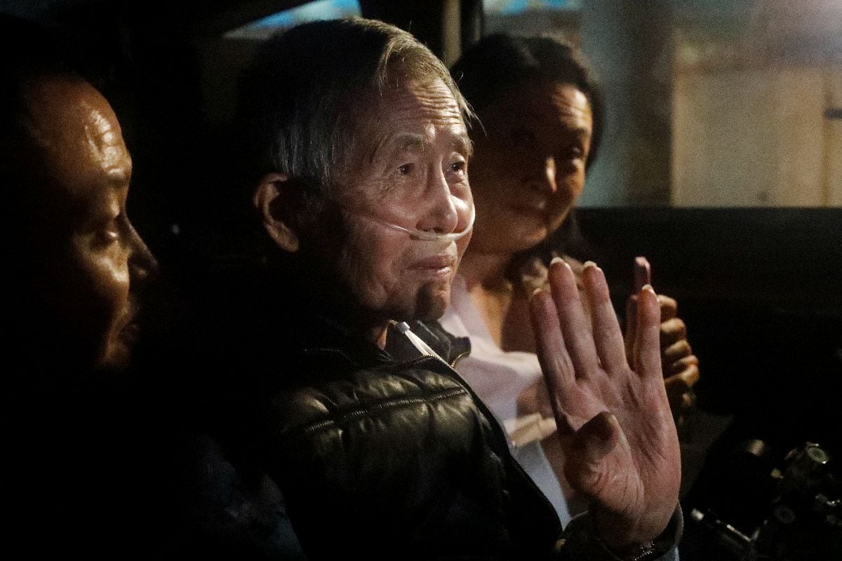 Keiko Fujimori, a la derecha, con su padre Alberto Fujimori tras su liberación de prisión en 2023.