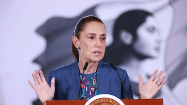 La presidenta de México, Claudia Sheinbaum, habla durante una rueda de prensa este jueves, en Palacio Nacional de la Ciudad de México (México). (Foto: EFE/Mario Guzmán)