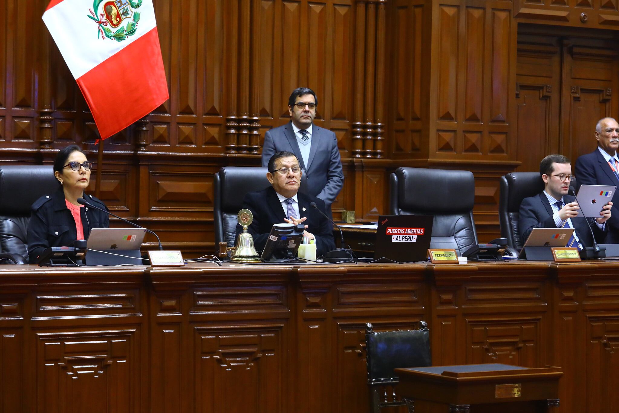 Medida probada en el Pleno también incluye a docentes de escuelas superiores. (Foto: Congreso)