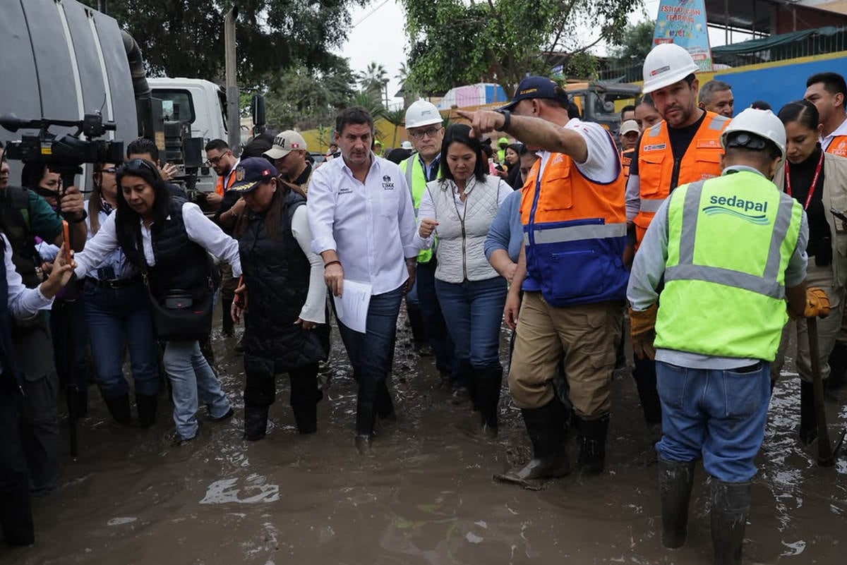 Keiko Fujimori acudió a Villa El Salvador para monitorear las inundaciones provocadas por lluvias y colapso de viviendas. Foto: GEC