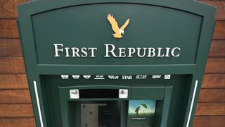 Banco First Republic vuelve a caer en bolsa tras degradación por S&P