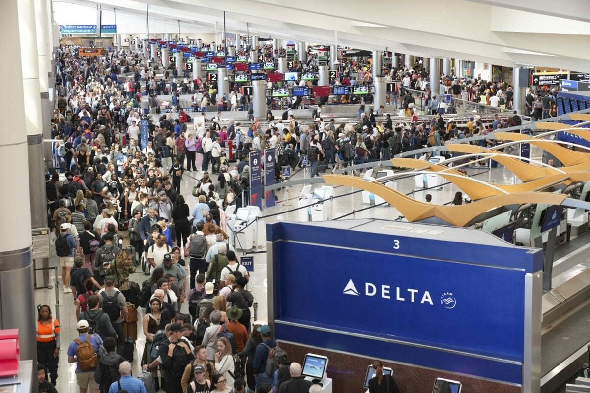 El “zar de la frontera” Tom Homan confirmó que, a partir de este lunes 23 de marzo, agentes de Inmigración y Control de Aduanas (ICE) estarán presentes en aeropuertos de todo el país para apoyar a la Administración de Seguridad en el Transporte (TSA). (Foto: Megan Varner / GETTY IMAGES NORTH AMERICA / Getty Images via AFP)