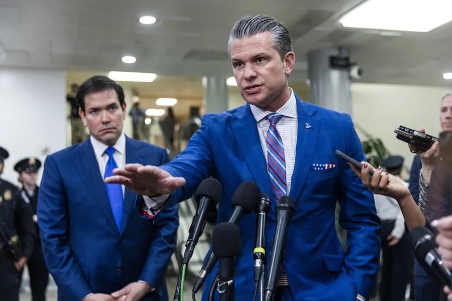 El secretario de Guerra de EE.UU., Pete Hegseth (c), habla con la prensa, frente al secretario de Estado, Marco Rubio, tras una reunión con senadores en el Capitolio, este 7 de enero de 2026. EFE/Jim Lo Scalzo