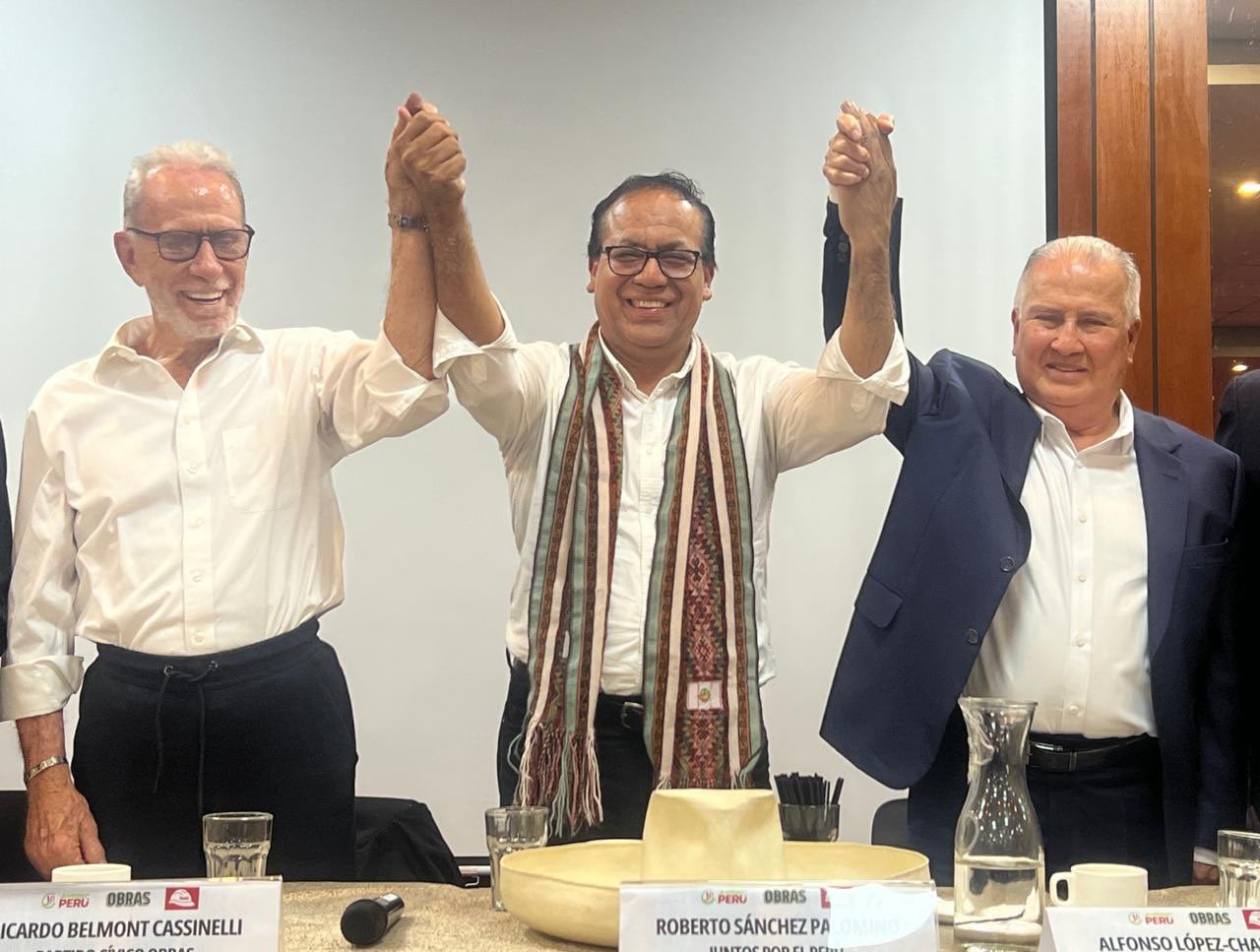 De izquierda a derecha: Ricardo Belmont (Obras), Roberto Sánchez (Juntos por el Perú) y Alfonso López Chau (Ahora Nación). Foto: Roberto Sánchez