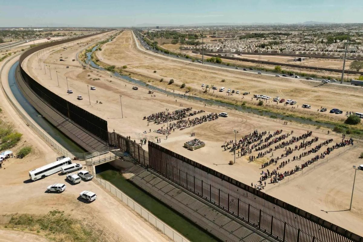 Fotografía aérea muestra a cientos de migrantes mientras esperan junto al muro fronterizo en El Paso, Texas (EE.UU). Foto: EFE/Jonathan Fernández
