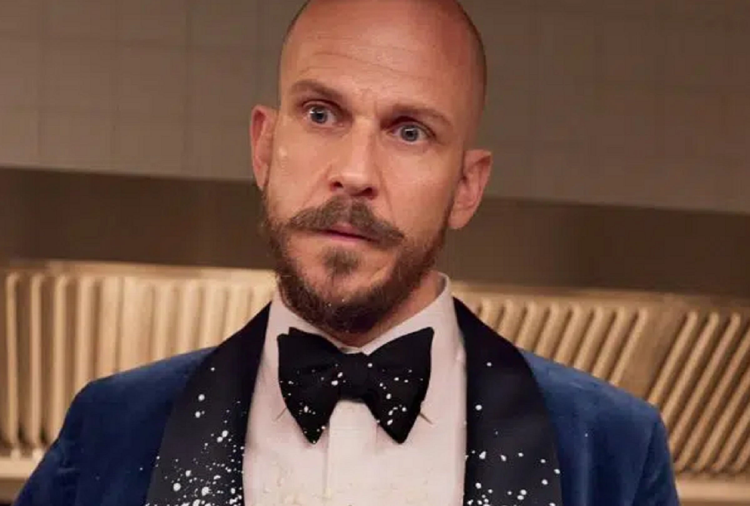 Gustaf Skarsgård es el protagonista de la película sueca "La tormenta", donde interpreta a Filip, un hombre adinerado que cumple 45 años y organiza una cena con amigos para celebrarlo (Foto: Netflix)