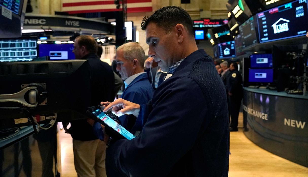 Comité del Banco Central de Estados Unidos optó por sostener su tasa clave en un rango entre el 5% y el 5.25% este mes. (Photo by TIMOTHY A. CLARY / AFP)