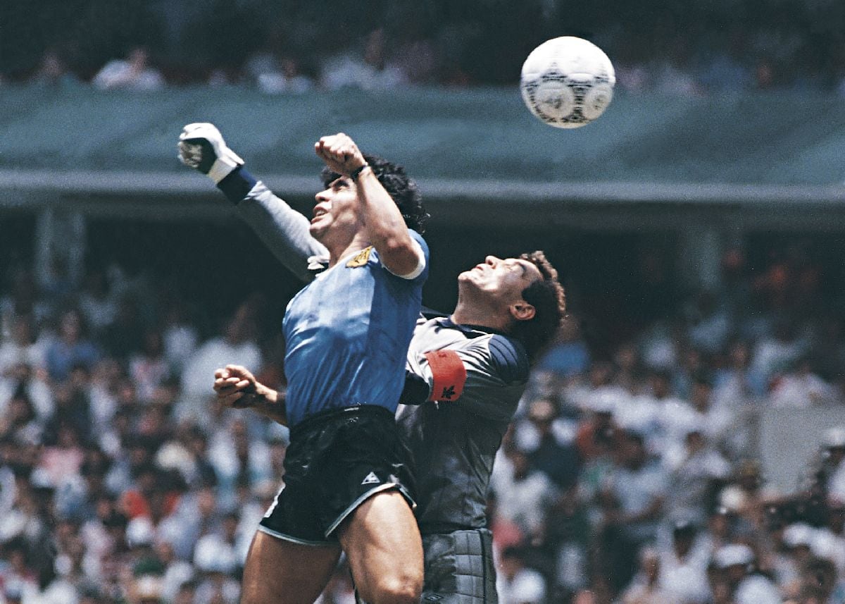Diego Maradona, de Argentina, utiliza la mano para marcar el primer gol de su equipo durante el partido de cuartos de final de la Copa Mundial de la FIFA 1986 contra Inglaterra en la Ciudad de México.