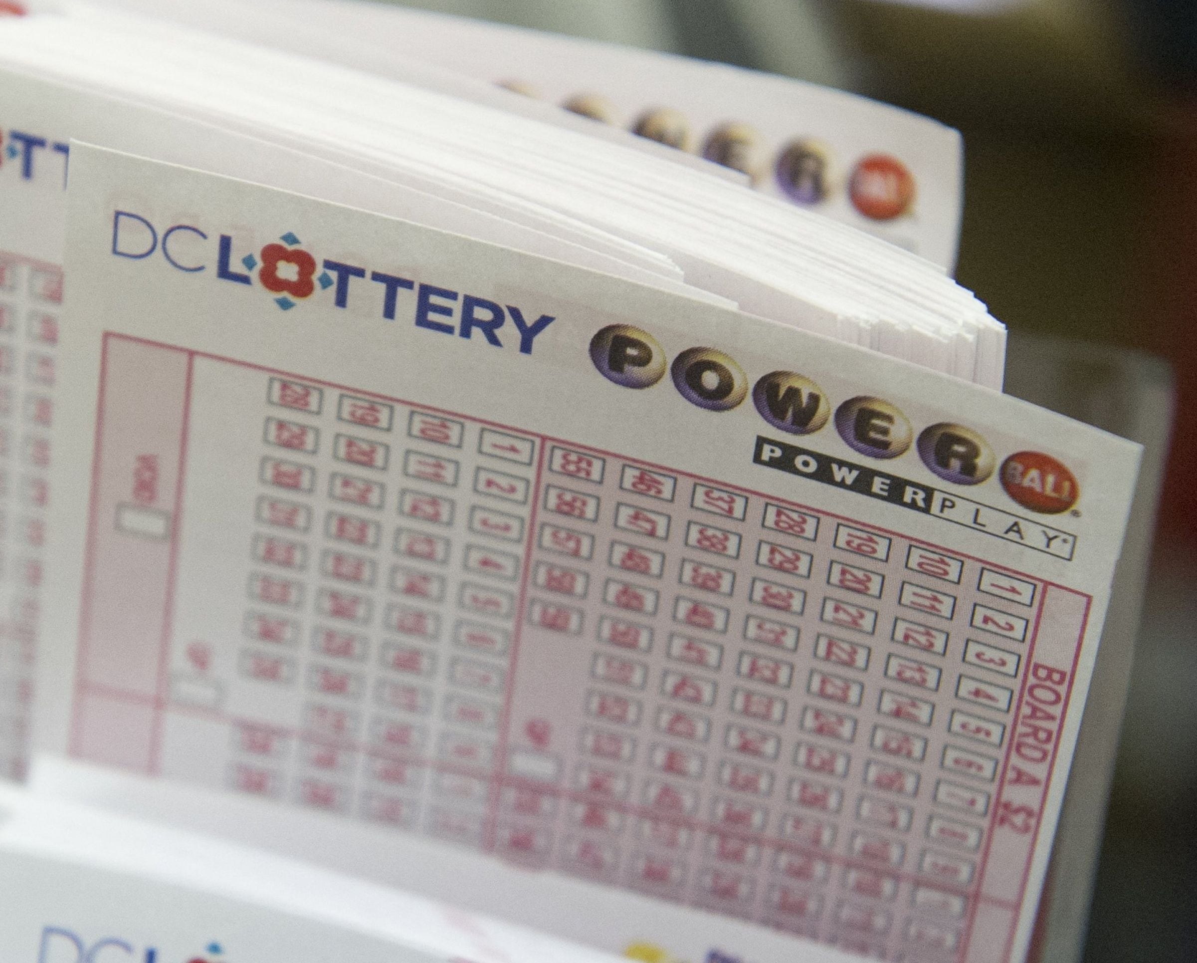 Los plazos límite para la venta de boletos del Powerball varían según la jurisdicción. (Foto: SAUL LOEB / AFP)