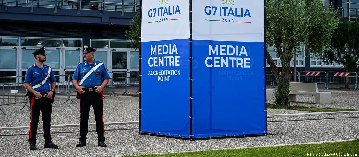 El acuerdo, similar al que Estados Unidos tiene con Israel, compromete a Washington a entrenar al ejército ucraniano, proporcionarle equipos de defensa, realizar ejercicios conjuntos y cooperar en la industria de defensa. | Imagen: Piero Cruciatti/AFP/Getty Images