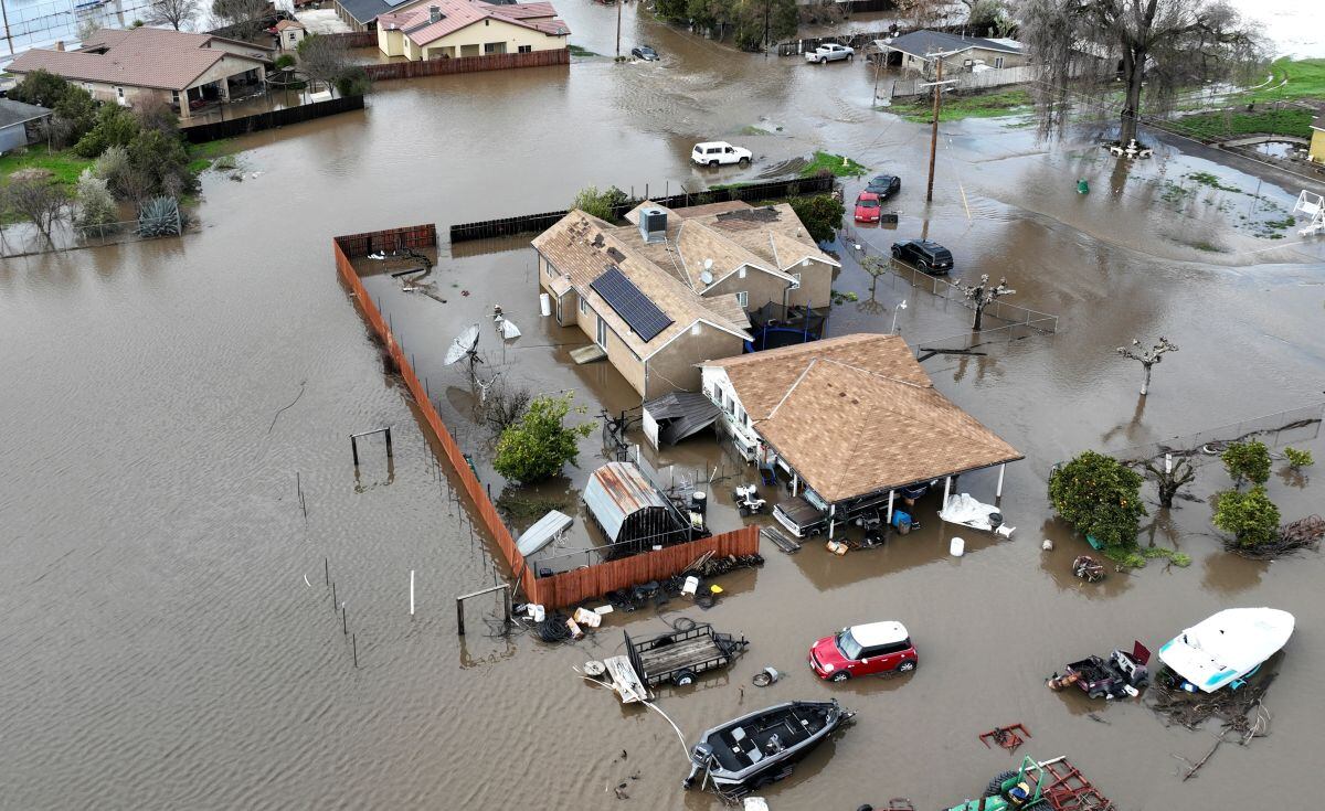 Esta vista aérea muestra casas inundadas en Planada, California, el 10 de enero de 2023. Las feroces tormentas causaron inundaciones repentinas, cerraron carreteras clave, derribaron árboles y arrastraron a conductores y pasajeros (Foto: Josh Edelson / AFP)