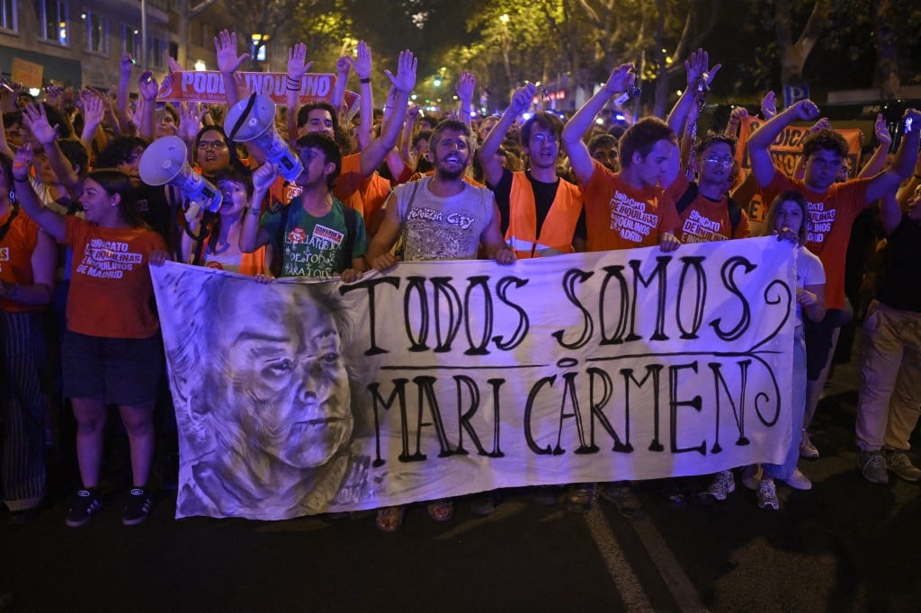 Manifestantes se reúnen en Madrid, España, el 23 de septiembre de 2026, para protestar contra la crisis de la vivienda —el tema prioritario para la sociedad según las encuestas en todo el país—, desencadenada por el desahucio de Maricarmen, de 87 años, quien fue obligada a abandonar la vivienda que habitó durante 70 años por orden judicial y con intervención policial al no poder seguir pagando el alquiler. (Foto de BURAK AKBULUT / Anadolu vía AFP)