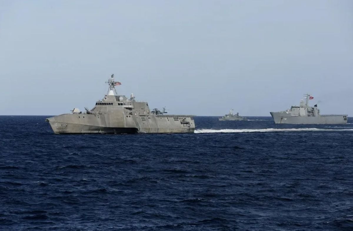 El Comando Sur difundió imágenes del ataque a una lancha en aguas internacionales del Pacífico Oriental, como parte del operativo “Lanza del Sur”. Foto: EPA/NARONG SANGNAK