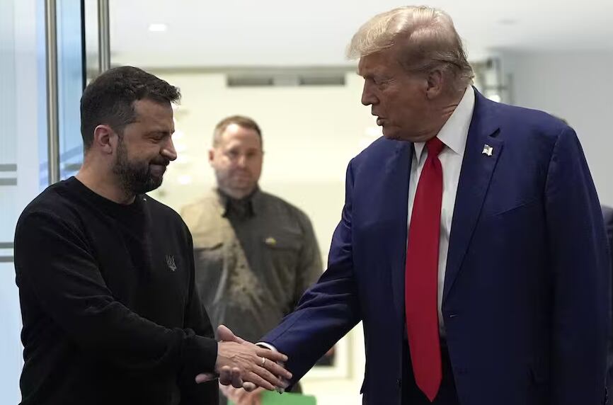 El excandidato presidencial republicano Donald Trump se reúne con el presidente de Ucrania, Volodimir Zelensky, en la Torre Trump, el viernes 27 de septiembre de 2024, en Nueva York. (Foto: Julia Demaree Nikhinson - AP)