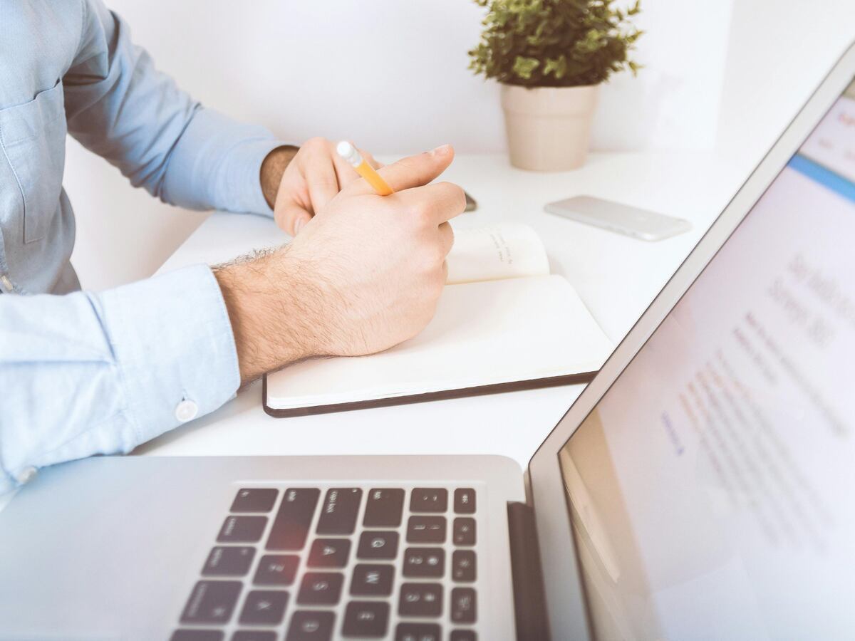 El tiempo es un indicador notable en las "ofertas de trabajo fantasma"(Foto: Pexels)