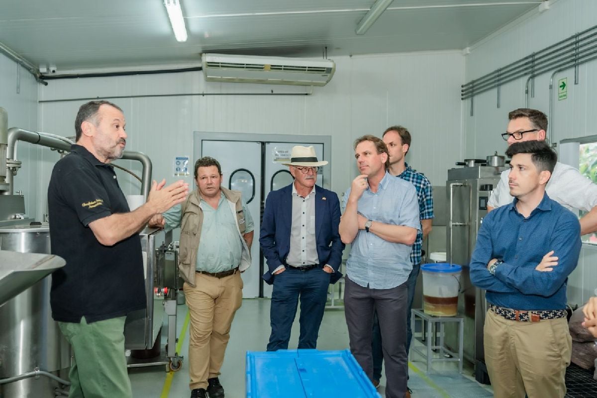 En el centro, Beat Vonlanthen, presidente de Chocosuisse, y Christian Robin, director ejecutivo de Swissco, visitan Tesoro Amazónico, una chocolatería en Tarapoto.