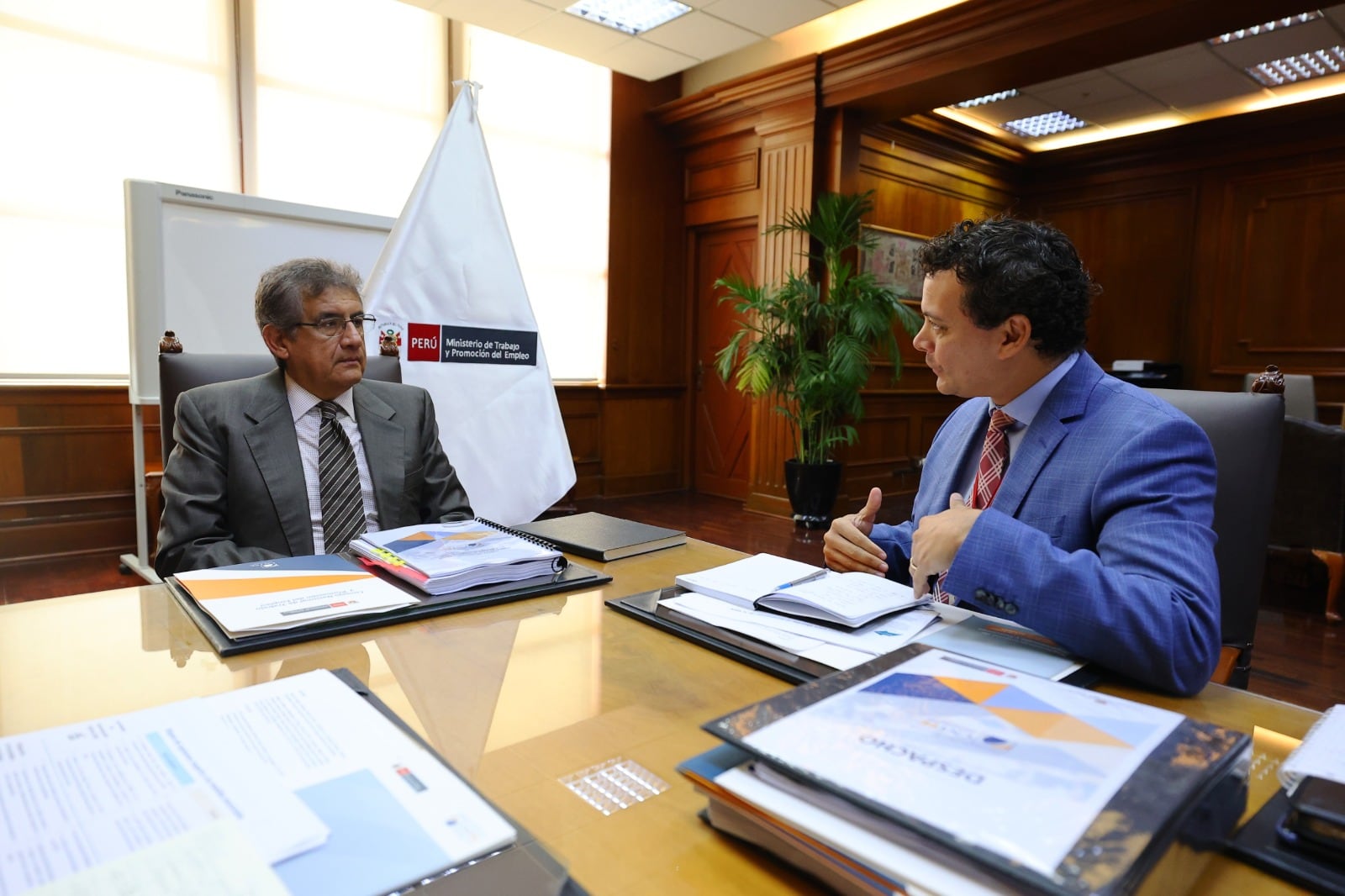 Juan Sheput, ministro del Trabajo, en reunión con Jorge Larrea, secretario técnico del CNT que ratificó. Foto: MTPE.