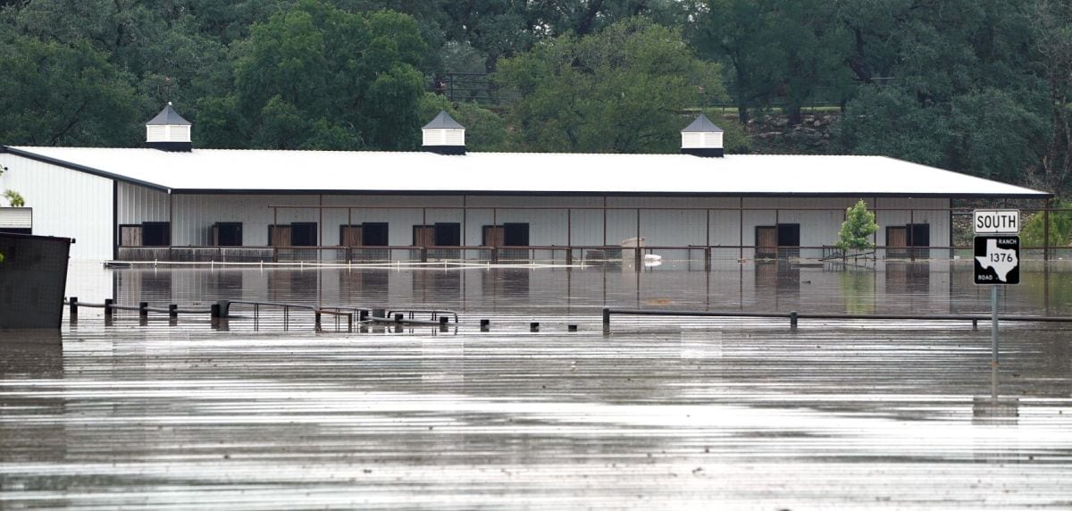 El nivel del agua sube y cubre un establo cerca del río Guadalupe en Sisterdale, Texas (EE.UU.), el 16 de julio de 2026. Graves inundaciones afectan a partes del centro-sur de Texas y a la región de Hill Country, especialmente a lo largo del río Guadalupe (Foto: EFE / EPA / Dustin Safranek)