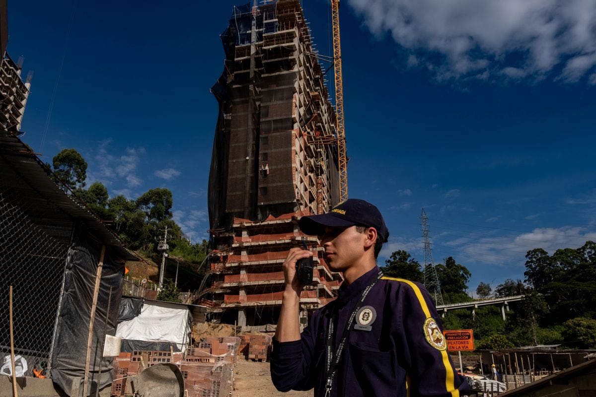 Un guardia de seguridad en una obra en construcción en Medellín. Fotógrafo: Esteban Vanegas/Bloomberg