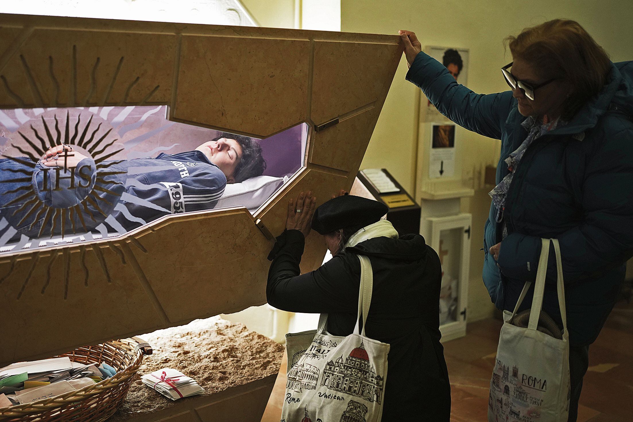 El cuerpo del joven, que fue beatificado en el 2020, está expuesto en una vitrina, vestido como cualquier adolescente. (Foto: Getty Images)