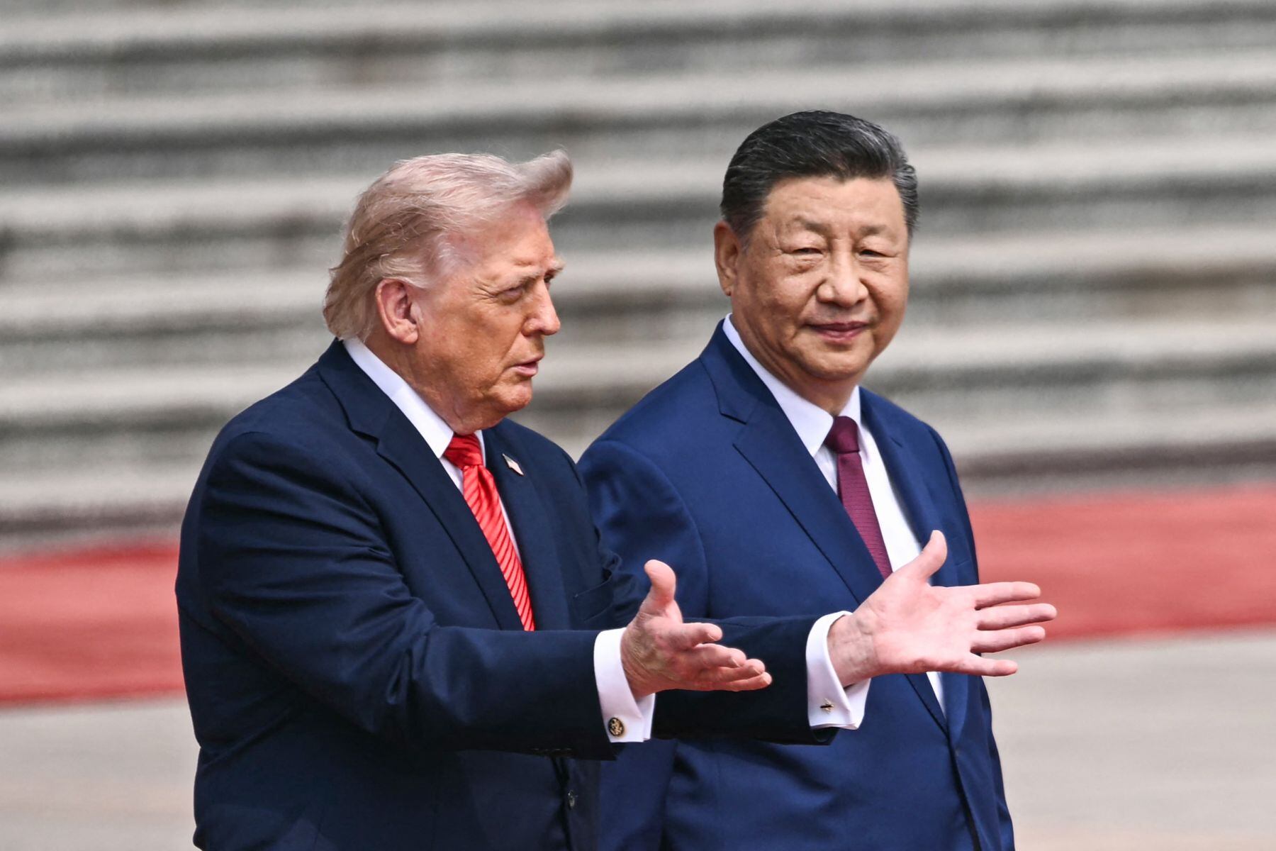 El presidente estadounidense Donald Trump (izquierda) participa en una ceremonia de bienvenida con el presidente chino Xi Jinping en el Gran Salón del Pueblo en Pekín el 14 de mayo de 2026. (Foto de Brendan SMIALOWSKI / AFP)