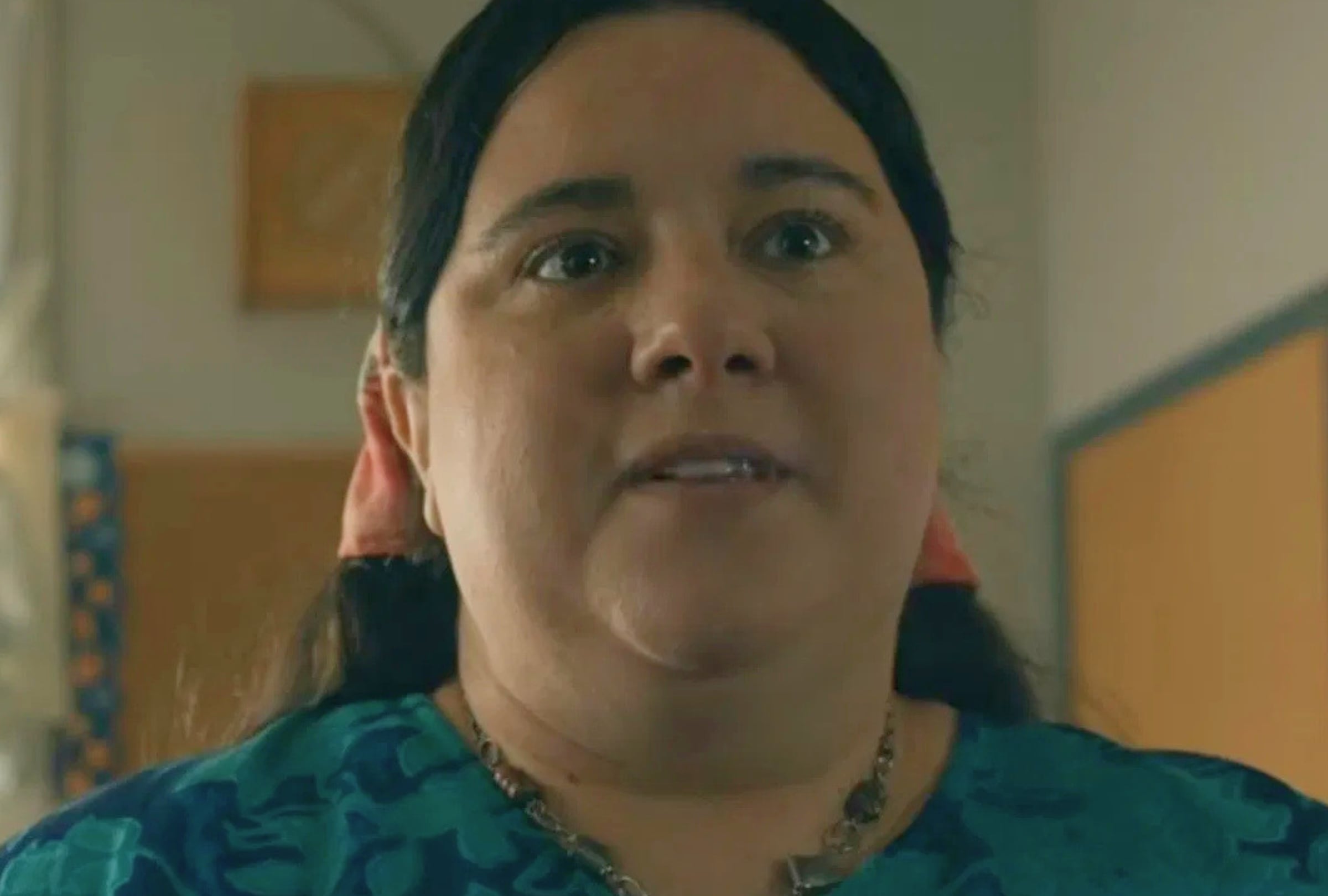 Clara, interpretada por la actriz Katerina Bakolias, es una de las habitantes que vive en la Colony House dentro de la aclamada serie de terror y misterio "From" (Foto: MGM International TV Productions)