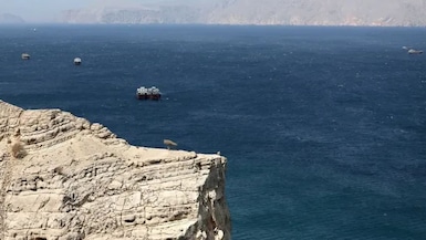Buques en el estrecho de Ormuz vistos desde Jasab, Gobernación de Musandam, Omán, en una fotografía de archivo. Foto: EFE/EPA/Ali Haider