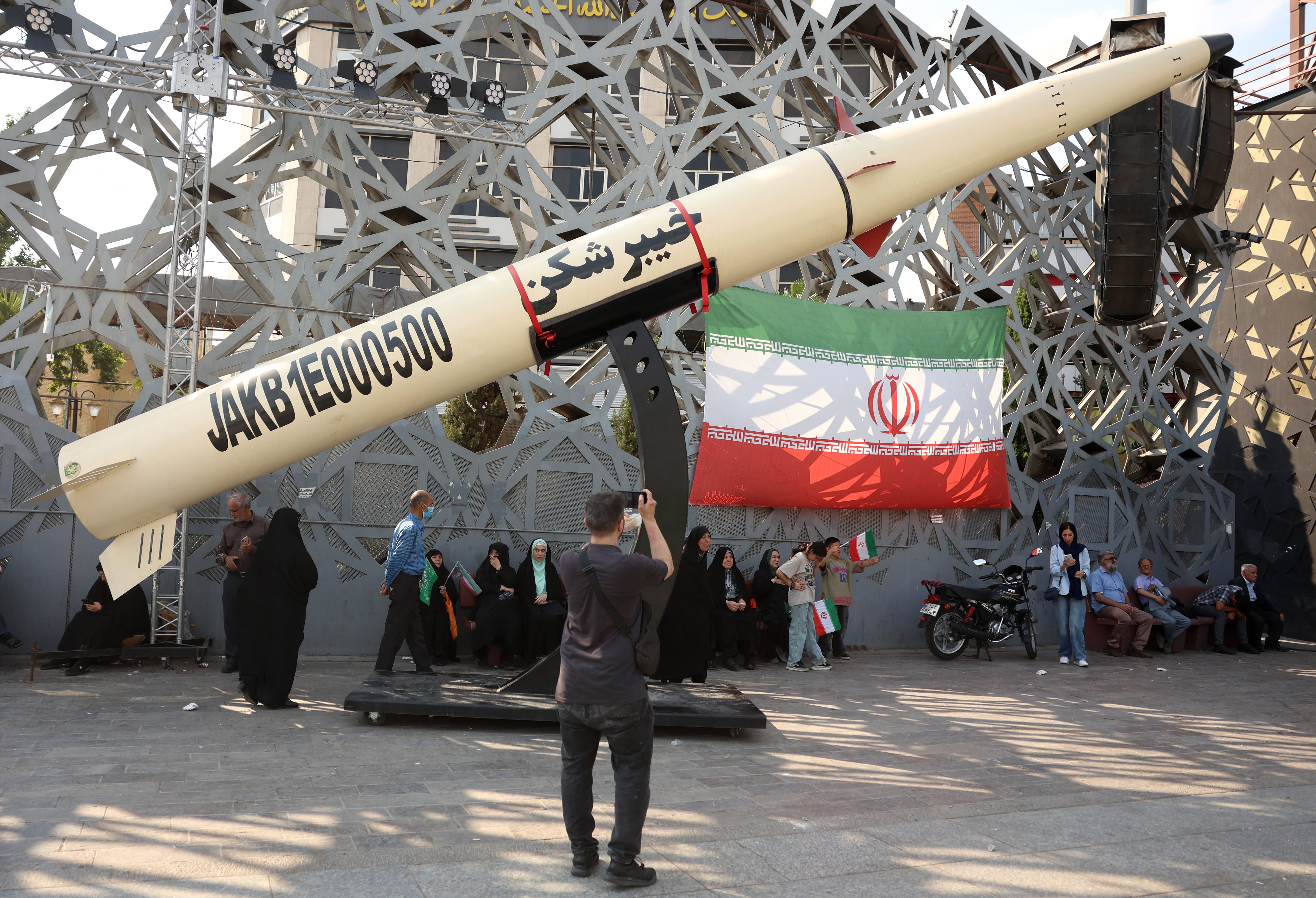 Ciudadanos iraníes se encuentran junto a un símbolo del misil Kheibar durante una manifestación en apoyo al líder supremo del país, Mojtaba Khamenei, el 4 de junio de 2026. (Foto de AFP).