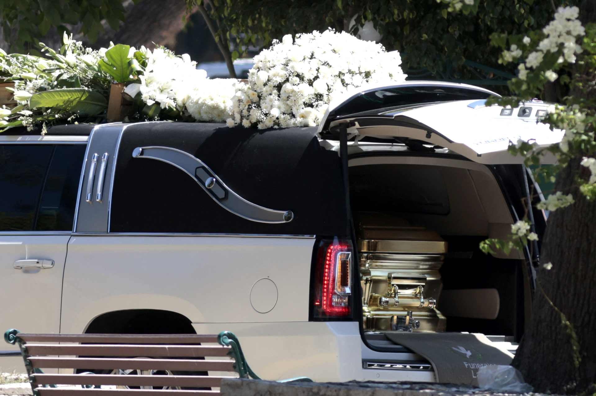 El coche fúnebre del narcotraficante Nemesio "El Mencho" Oseguera es fotografiado en el cementerio Recinto de la Paz en Zapopan, Jalisco, México, el 2 de marzo de 2026. Soldados mexicanos velaron el funeral de Oseguera, quien falleció el 22 de febrero durante un operativo militar. (Foto de Ulises RUIZ / AFP)