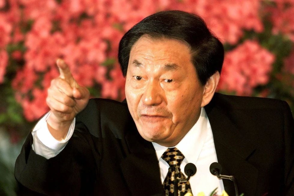 El premier chino Zhu Rongji habla durante una conferencia de prensa en Beijing, el miércoles 15 de marzo de 2000. (AP Foto/Greg Baker, Archivo)