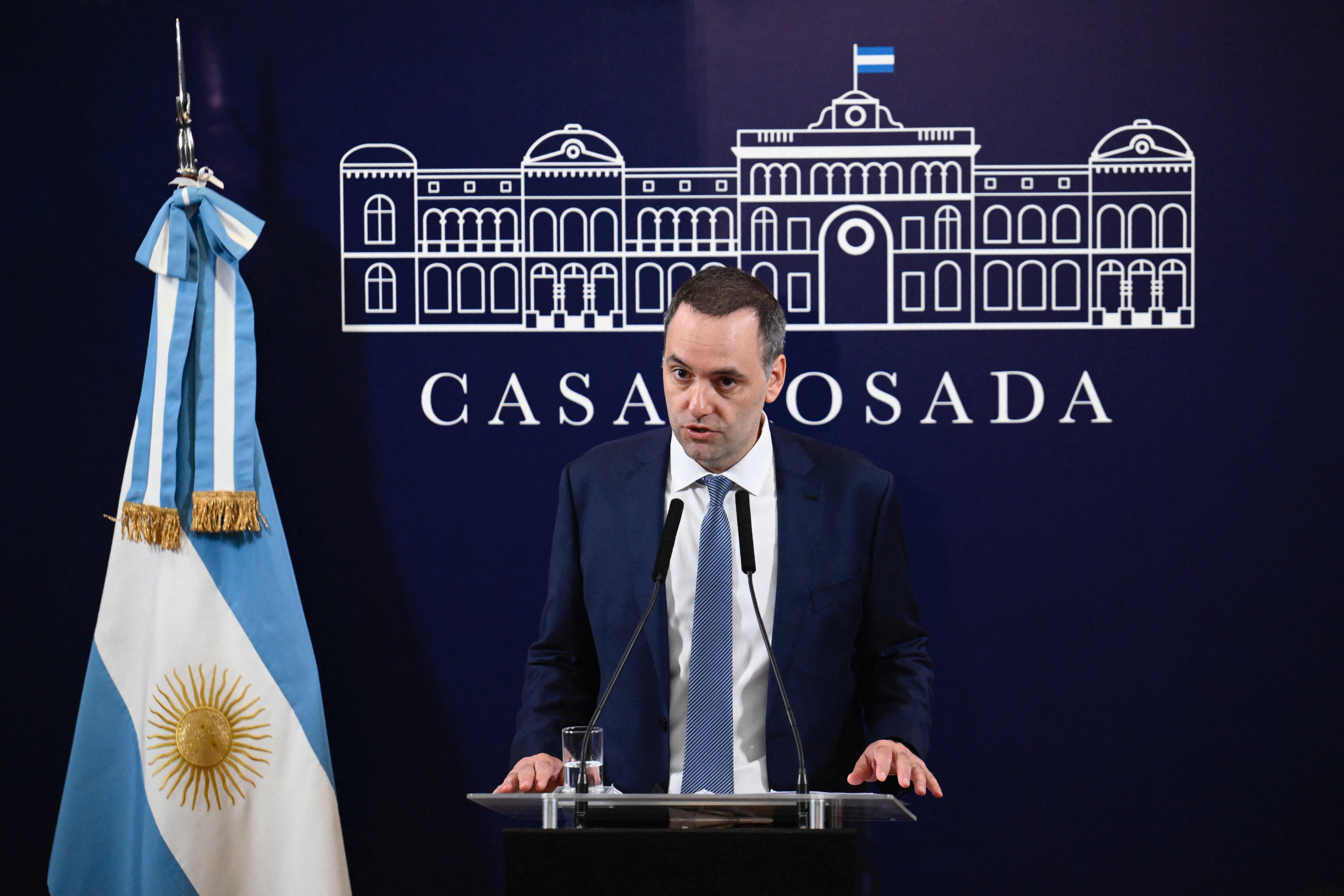 El portavoz presidencial de Argentina, Manuel Adorni, ofrece una conferencia de prensa en la Casa Rosada en Buenos Aires el 11 de diciembre de 2023. (Foto de Luis ROBAYO/AFP).