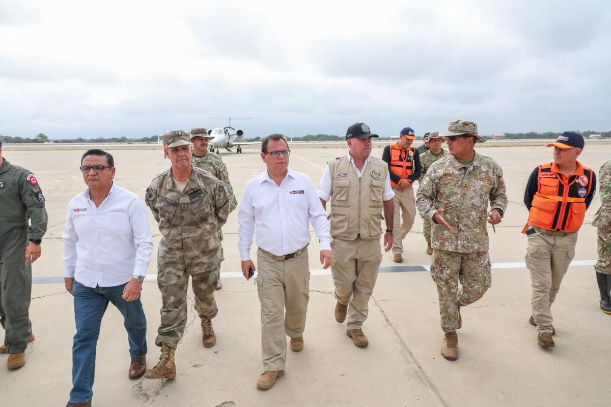 Los ministros de Defensa, Rafael Belaunde, y de Desarrollo Agrario y Riego, Marco Vinelli, llegaron a la urbanización Ignacio Merino, en Piura, para coordinar acciones frente a las inundaciones ocasionadas por las lluvias. Foto: Mindef.