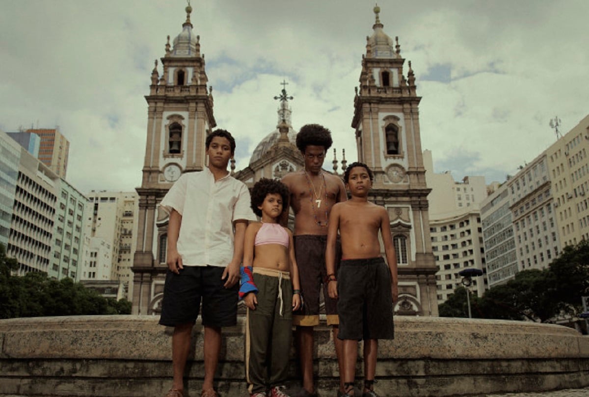 Jesús (Andrei Marques), Pipoca (Wendy Queiroz), ,Sete (Patrick Congo) y Douglas (Samuel Silva) en la serie brasileña "Los cuatro de la Candelaria" (Foto: Netflix)