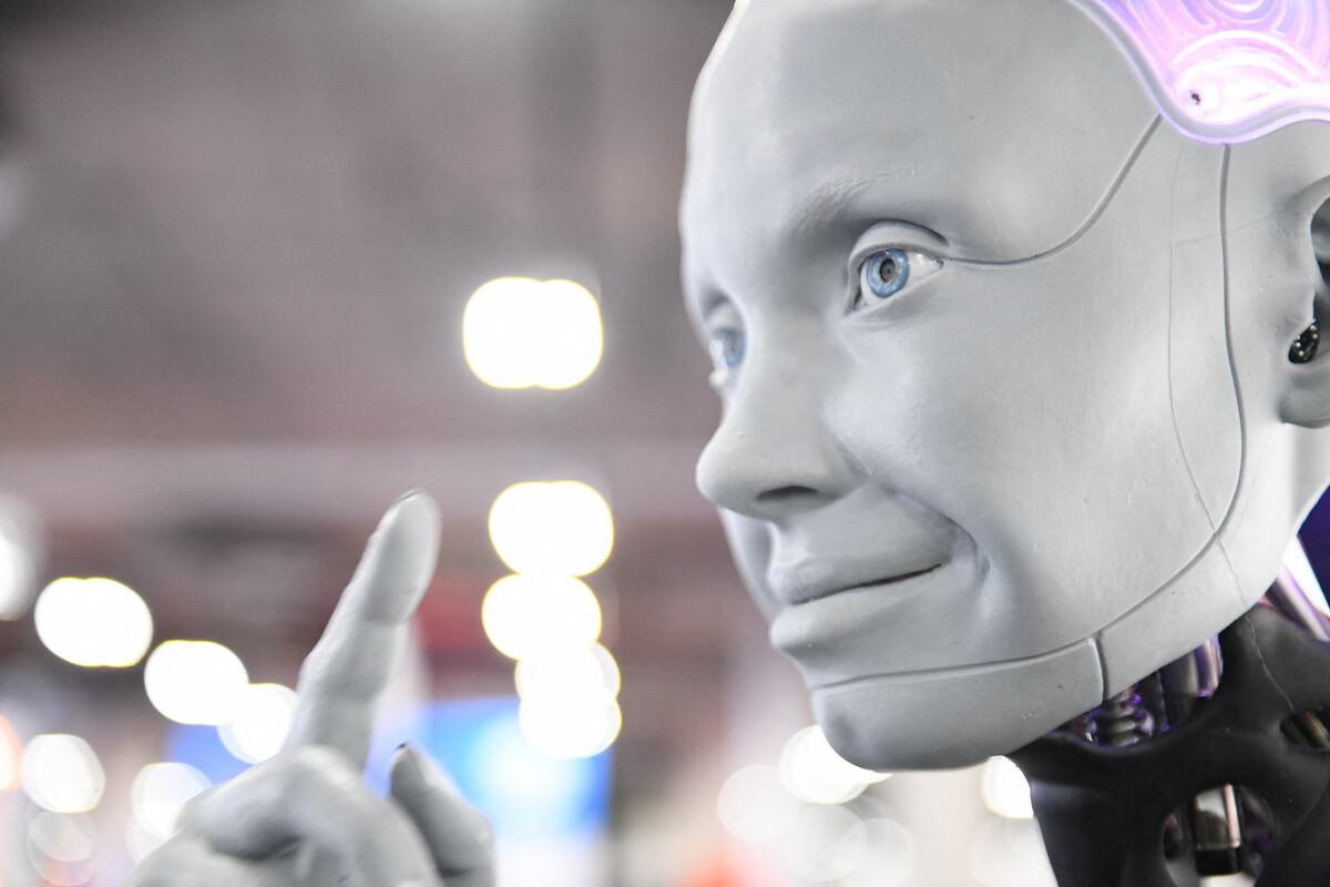 El equipo constató que los participantes que veían los vídeos con el robot de aspecto humano eran más propensos a calificar las acciones de este como intencionadas en lugar de programadas. (Foto: Patrick T. Fallon | AFP)