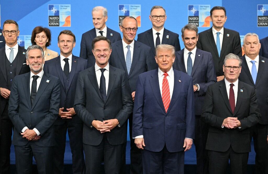 (De izq. a der.) El presidente de Finlandia, Alexander Stubb; el primer ministro de los Países Bajos, Dick Schoof; el presidente de Francia, Emmanuel Macron; el secretario general de la OTAN, Mark Rutte; el presidente de Estados Unidos, Donald Trump; el primer ministro de Grecia, Kyriakos Mitsotakis; el primer ministro del Reino Unido, Keir Starmer; y el primer ministro de Hungría, Viktor Orban, posan con los líderes de los países miembros de la OTAN para una foto grupal durante la cumbre de Jefes de Estado y de Gobierno de la Organización del Tratado del Atlántico Norte (OTAN) en La Haya, el 25 de junio de 2025. (Foto de NICOLAS TUCAT / AFP)