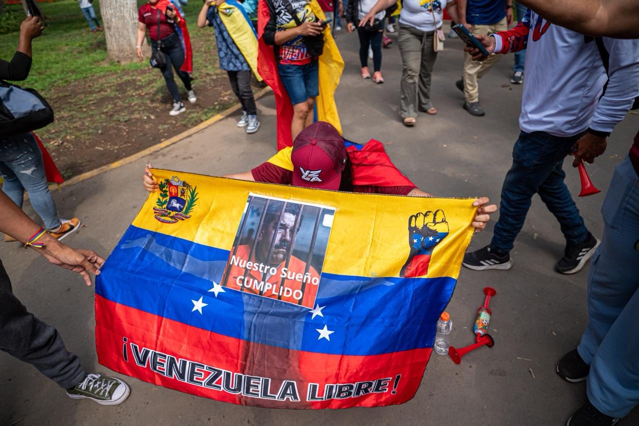 Fuera de la embajada de a Venezuela varios venezolanos se encuentran celebrando tras caída del Nicolás Maduro
03 de enero de 2026 en Lima, Perú. (Foto: Paloma del Solar / @photo.gec)