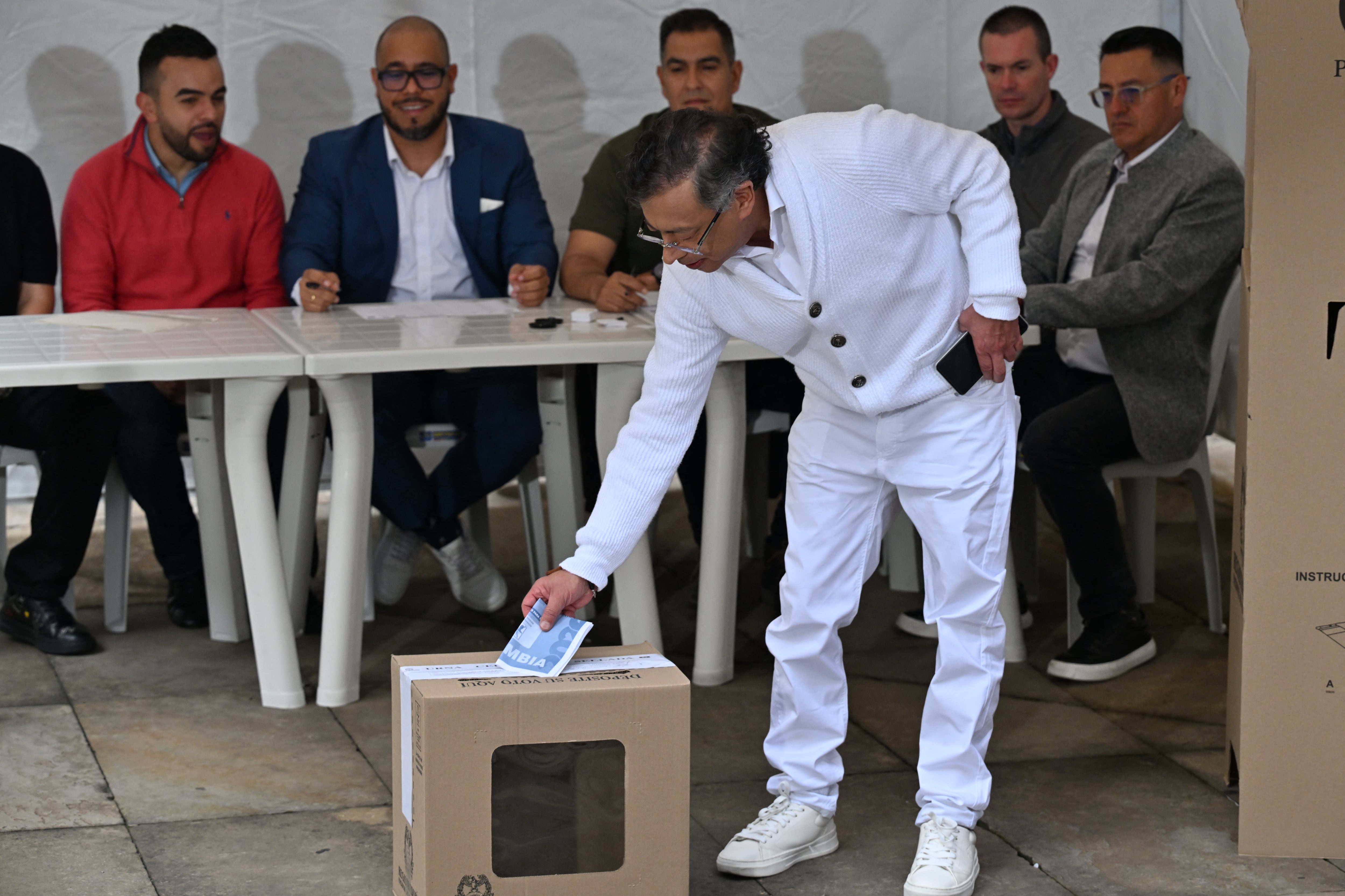 El presidente de Colombia, Gustavo Petro, emite su voto durante las elecciones presidenciales en un colegio electoral de Bogotá el 31 de mayo de 2026. (Foto de Luis ACOSTA / AFP).